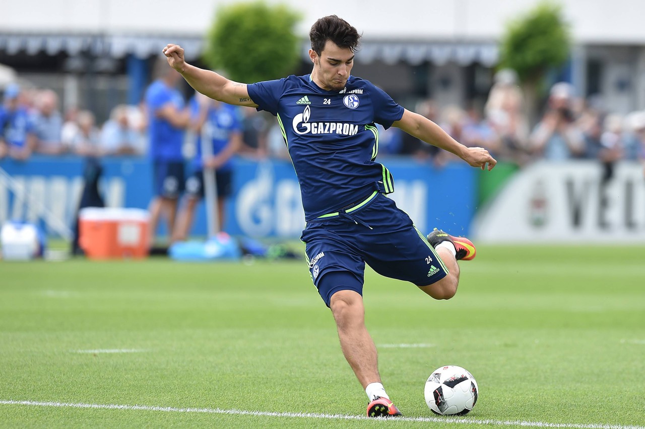 Kaan Ayhan war in der Jugend des FC Schalke 04 und feierte bei den Königsblauen auch sein Profidebüt. 2016 verließ er den Klub und wechselte zu Fortuna Düsseldorf.