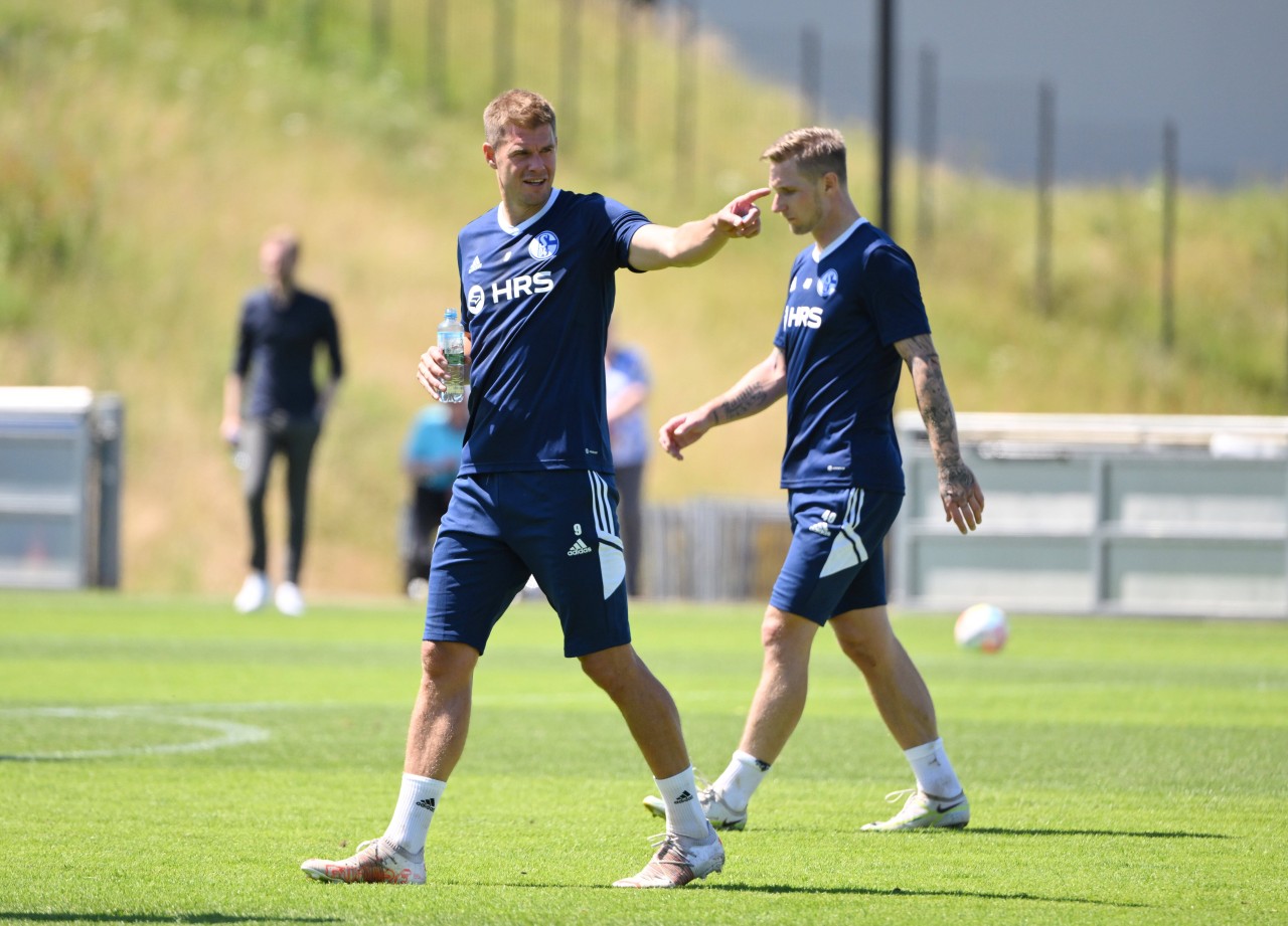 FC Schalke 04: Simon Terodde (l.) und Sebastian Polter (r.) beim ersten gemeinsamen Training.