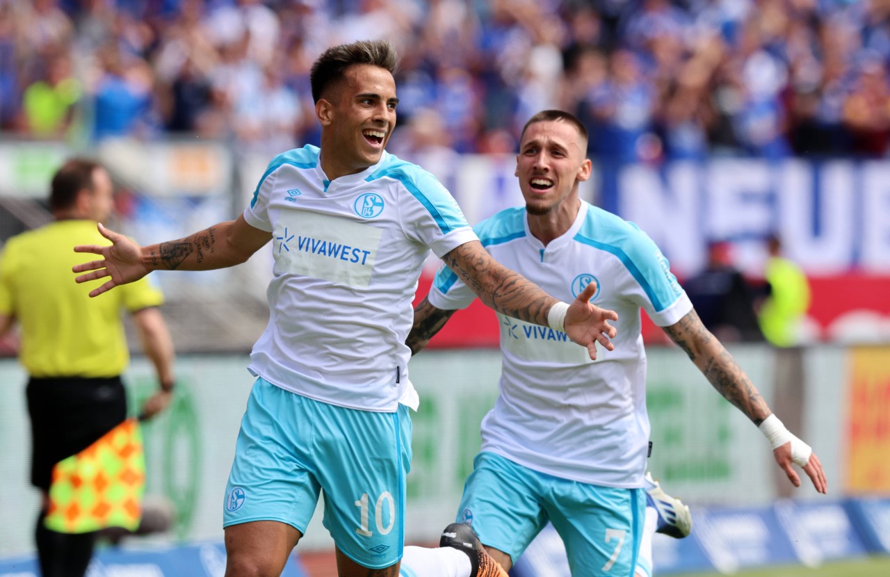 FC Schalke 04 mit tollen Neuigkeiten! S04-Star Rodrigo Zalazar (l.) kann jubeln. (Archivbild)