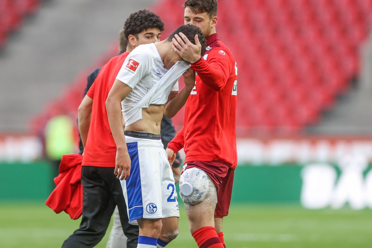 Amine Harit vergrub sein Gesicht nach dem nach dem letzten Saisonspiel in seinem Trikot.