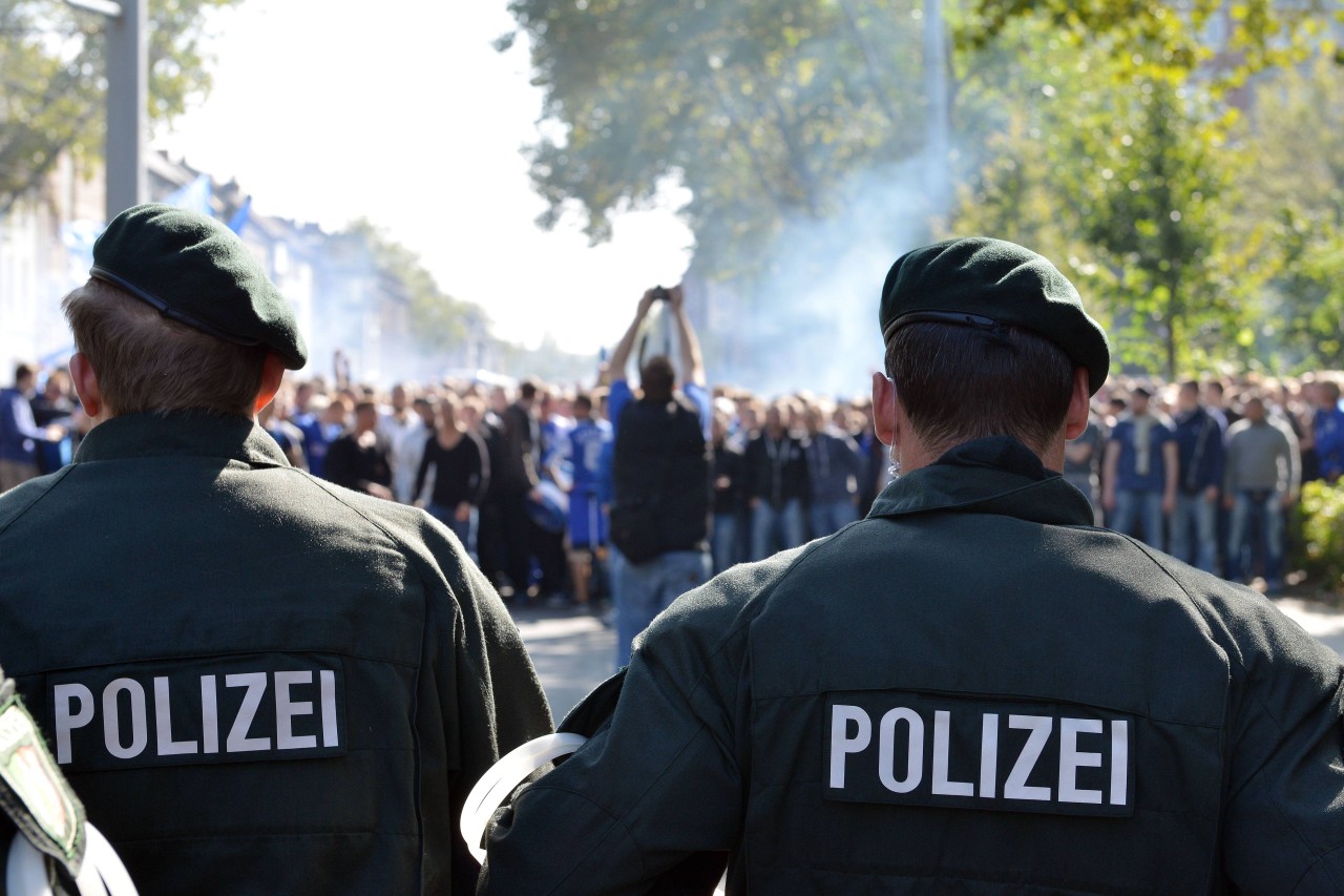 Das Spiel FC Schalke 04 gegen Dynamo Dresden wird von der Polizei mit einem Großaufgebot erwartet. (Archivbild)