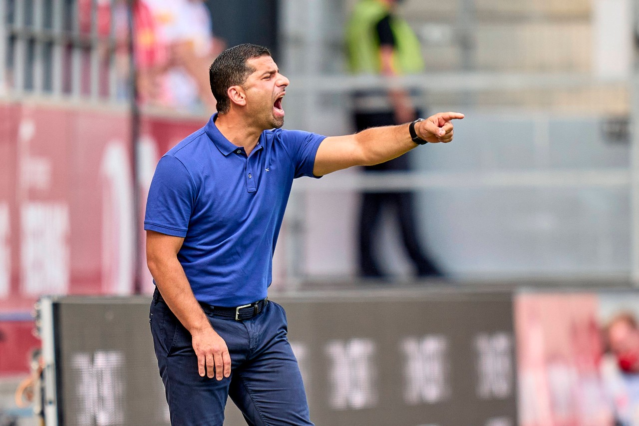 FC Schalke 04: Trainer Dimitrios Grammozis gibt seiner Mannschaft Anweisungen. 