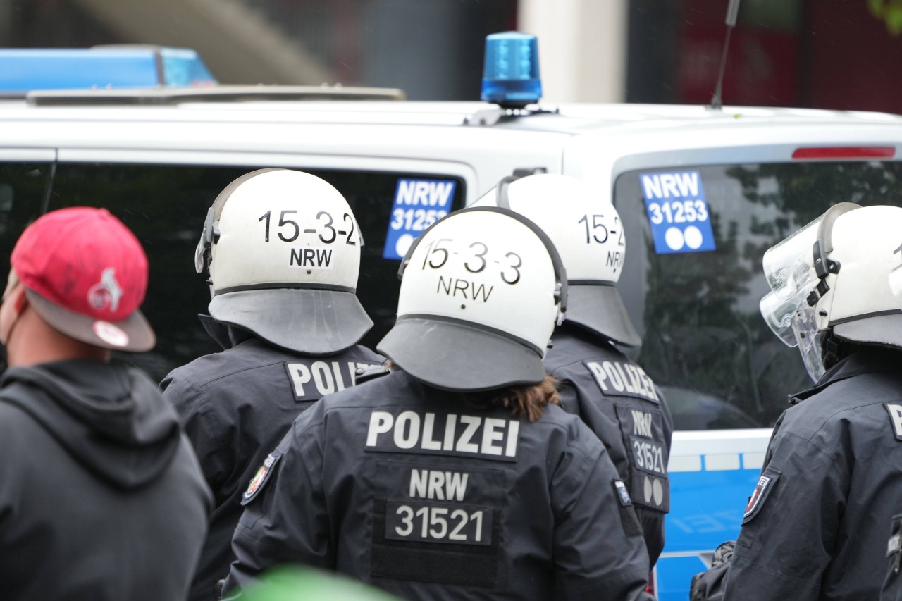 FC Schalke 04: Die Polizei wird mit einem Großaufgebot das Spiel am Samstag begleiten.