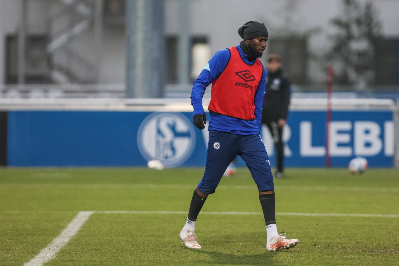 Salif Sané packt sich im Schalke-Training an sein Oberschenkel. Hat sich der Verteidiger wieder verletzt?