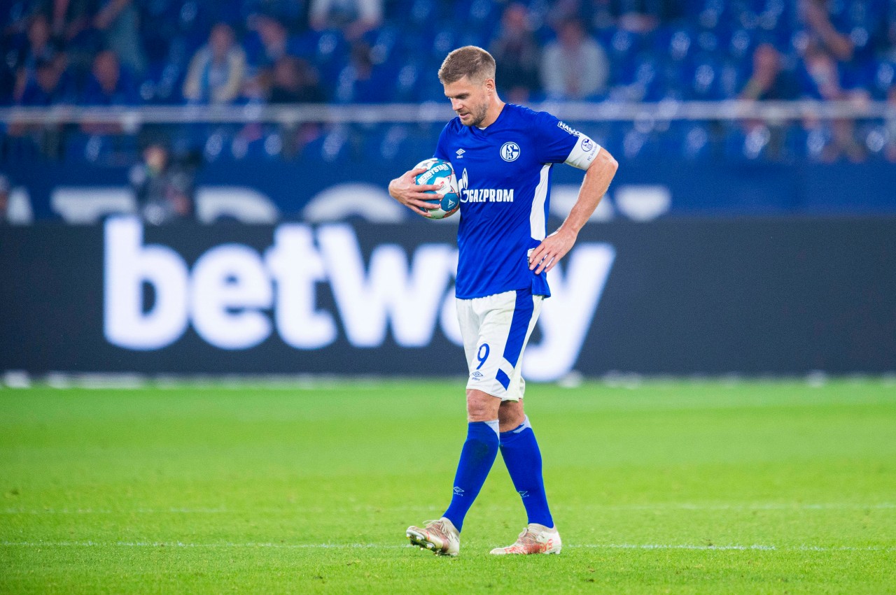 Trotz seines spielentscheidenden Doppelpacks war Schalke-Stürmer Simon Terodde nicht vollkommen zufrieden.