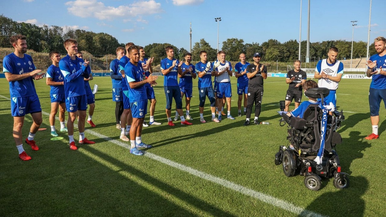 Nach dem Training versammelten sich die Profis des FC Schalke 04 und gratulierten Malte nachträglich mit einem Geburtstagslied zu seinem Ehrentag.