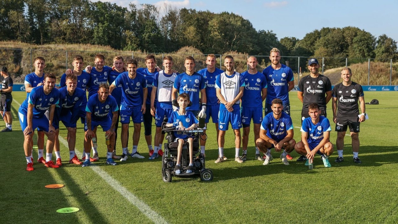 Die Schalker Mannschaft gemeinsam mit S04-Fan Malte.