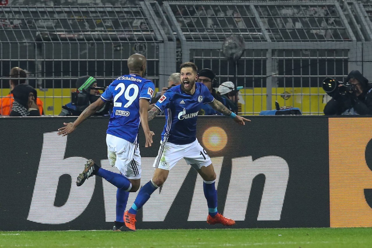 Naldo und Guido Burgstaller feiern ein Derby-Tor. Die Partie zwischen Schalke und dem BVB im November 2017 endete 4:4, nachdem Dortmund bereits 4:0 führte.