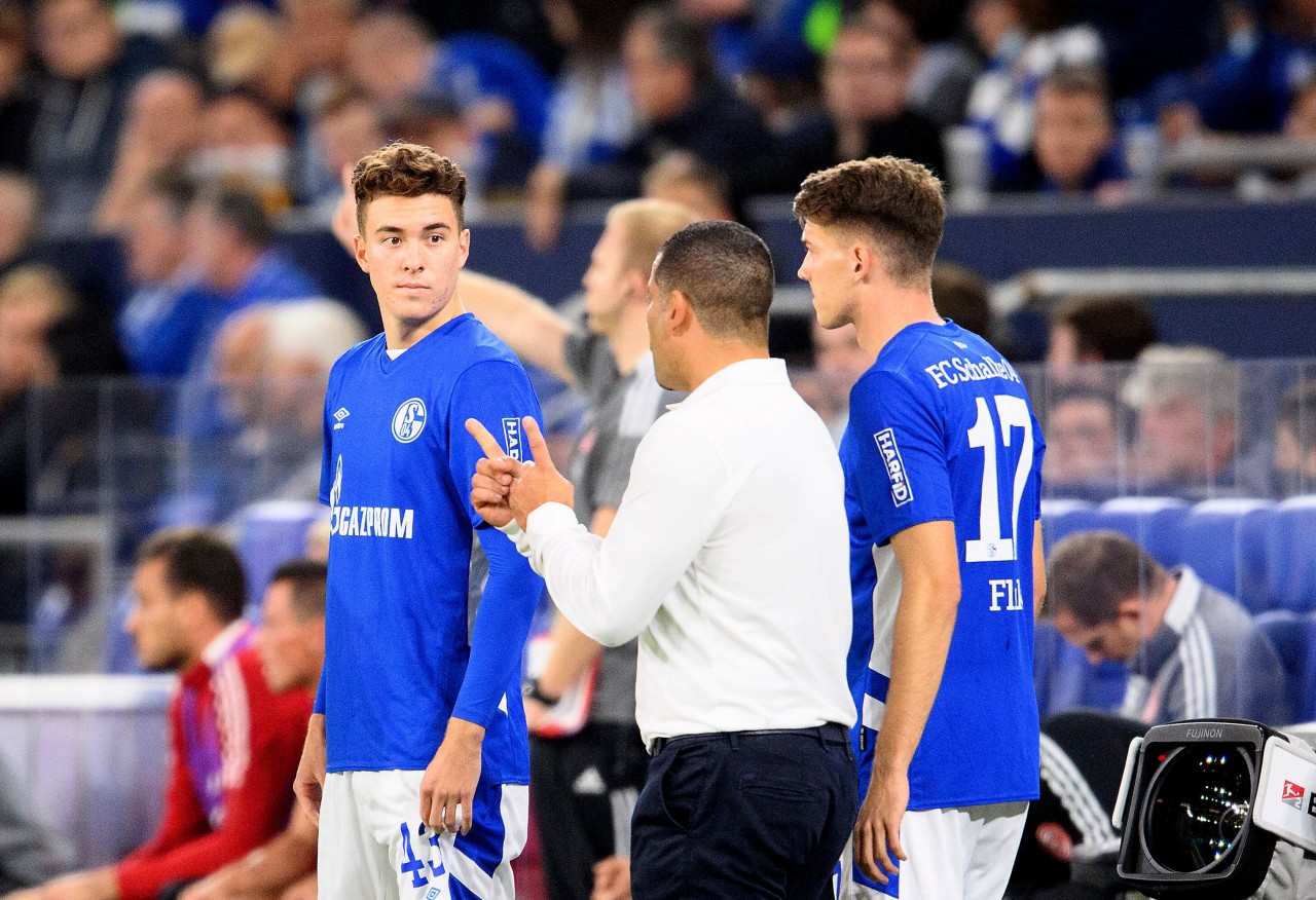 FC Schalke 04: Trainer Dimitrios Grammozis hat ein gehöriges Wort beim Kader mitzureden. Während er für die einen schwärmt, scheint für einen anderen Spieler der Zug langsam abzufahren. 