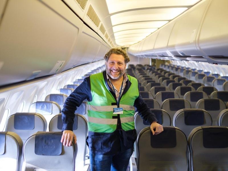 Fabrizio Sepe, Geschäftsführer des Serengeti-Parks, steht in seinem neuen Airbus A310 10+23. Der Airbus war zuletzt bei der Evakuierung von Personen aus Afghanistan im Einsatz und wird nun vom Serengeti-Park zu einem Restaurant ausgebaut.