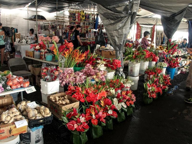 Der Farmers Market in Hilo lockt auch Touristen - und die können die Auslagen mit allen Sinnen erleben.