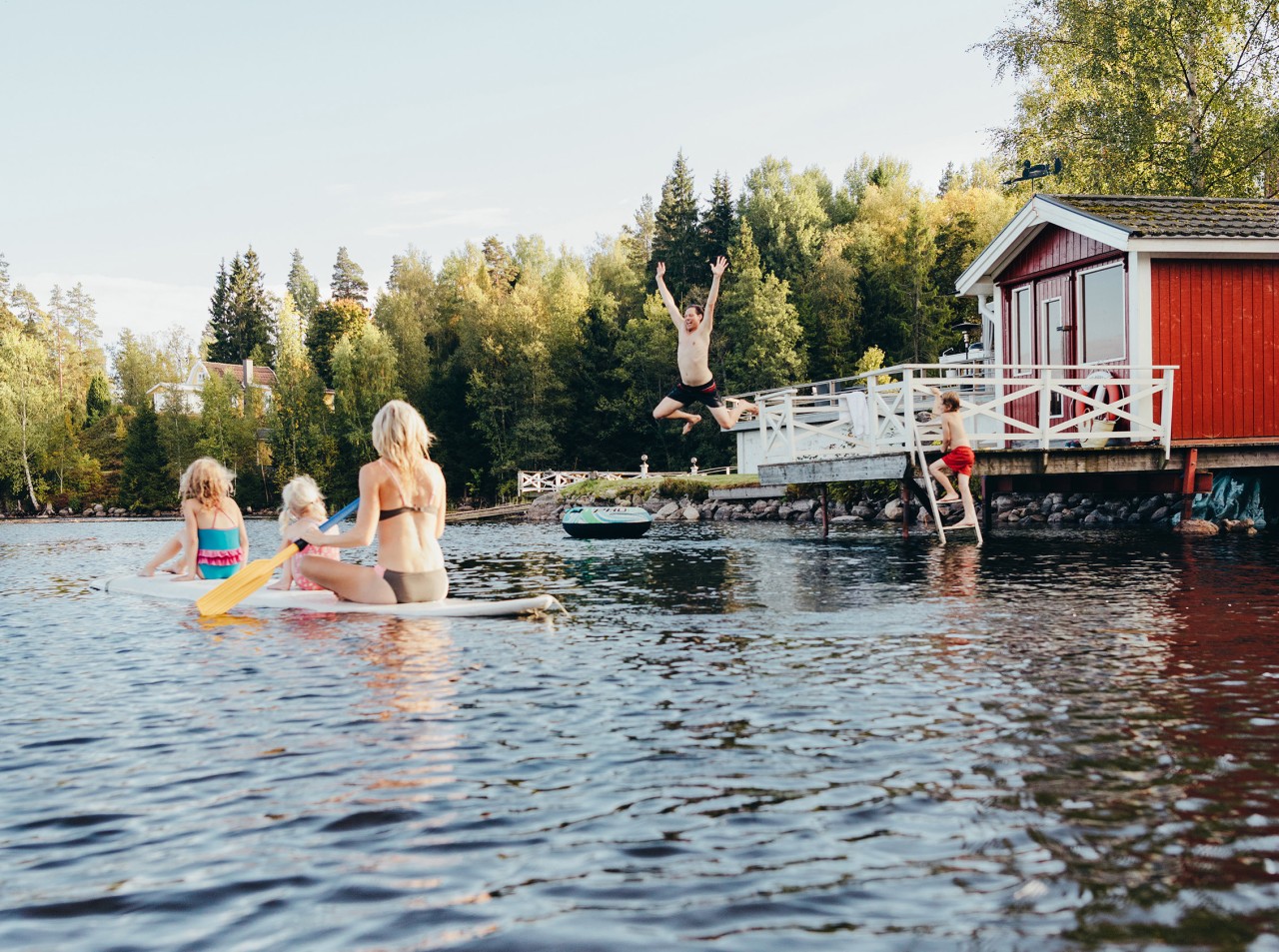 Die Unterkunft als Zentrum des Urlaubs: Ferienhausurlauber mieten sich gerne besondere Unterkünfte, wie zum Beispiel ein Haus mit direktem Wasserzugang.