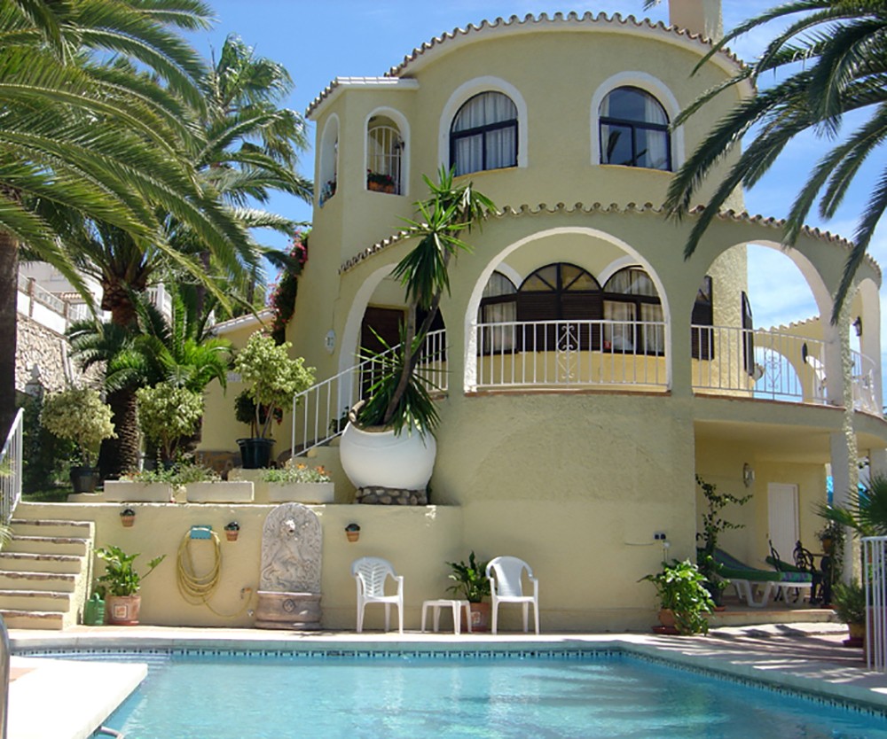 Einfach und funktional war gestern: Ferienhäuser wie dieses in Andalusien sind immer öfter Luxus auf Zeit.