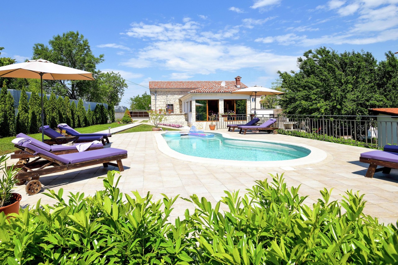 Der Ausstattung von Ferienhäusern sind kaum Grenzen gesetzt: Pool und großer Garten sind für die Urlauber wichtige Kriterien.