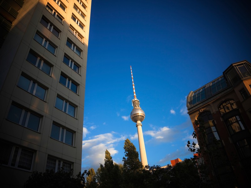 Mit 368 Meter ist der Berliner Fernsehturm das höchste Bauwerk Deutschlands. Die Antennenanlage des Turms enthält verschiedene Antennen für digitales Fernsehen, UKW-Radiosender und digitalen Rundfunk. Der Sendeturm ist  öffentlich zugänglich.