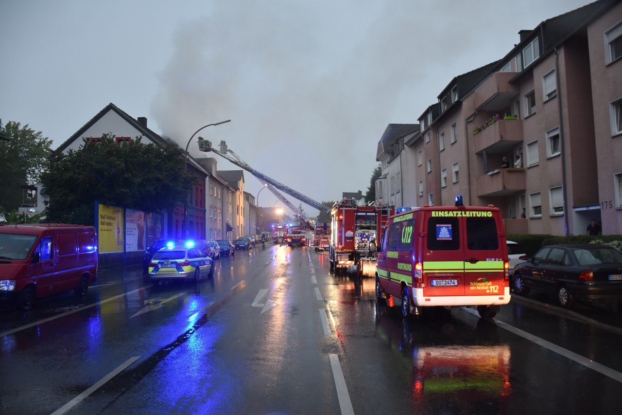 Die Feuerwehr musste am Morgen einen Dachstuhlbrand löschen. Ein Blitz löste das Feuer aus. 