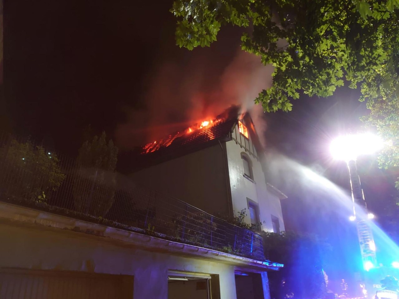In Schalksmühle im Sauerland musste die Feuerwehr wegen des starken Gewitters eingreifen. In Schalksmühle im Sauerland musste die Feuerwehr wegen des starken Gewitters eingreifen.