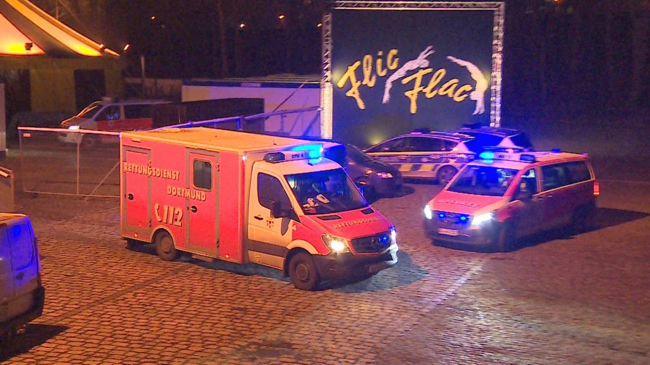 Zirkus Flic Flac: Der Rettungsdienst ist nach dem Unfall zweier Artisten im Einsatz.