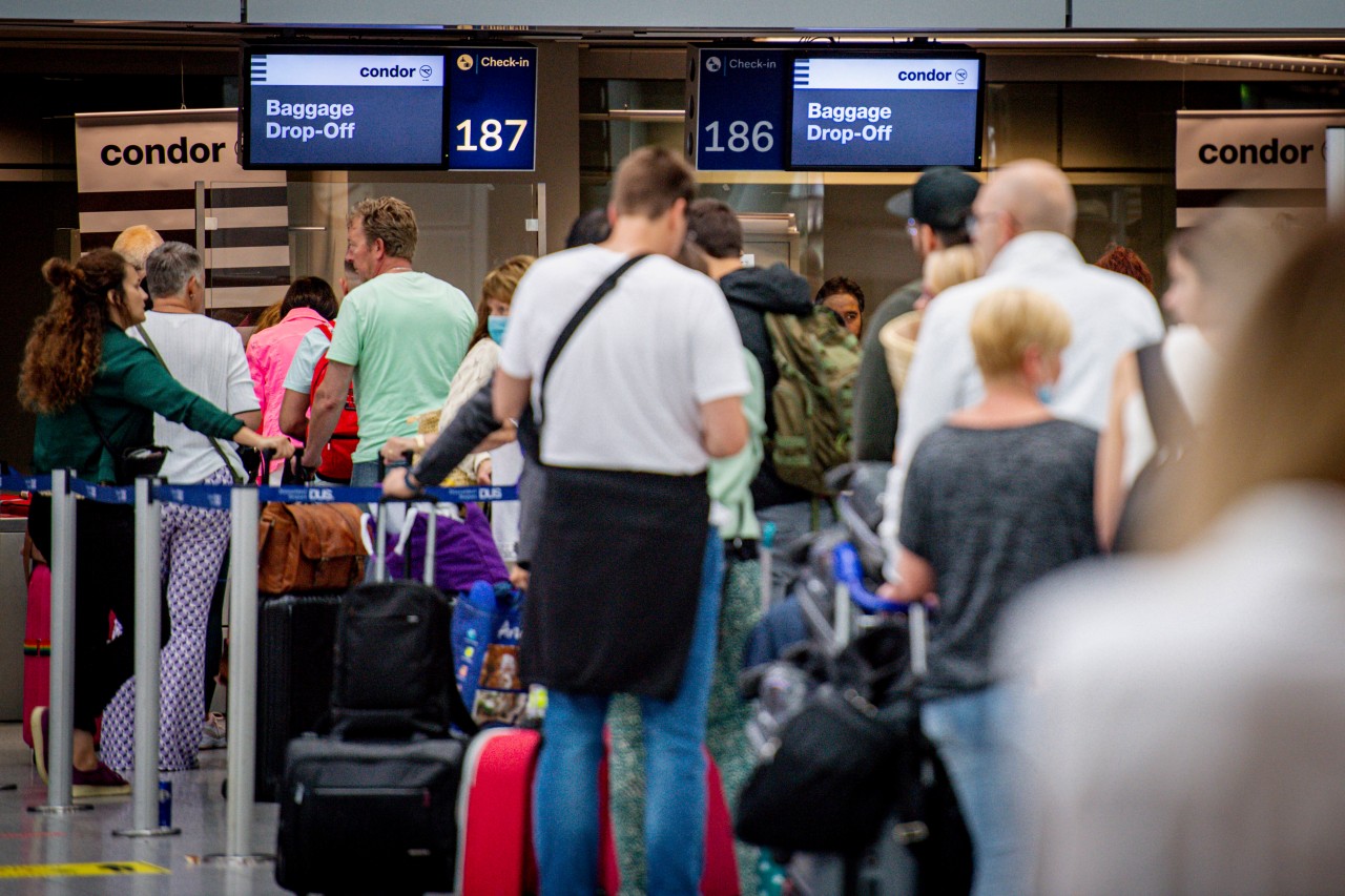 Erneut mussten die Passagiere am Flughafen Düsseldorf lange Schlange stehen.
