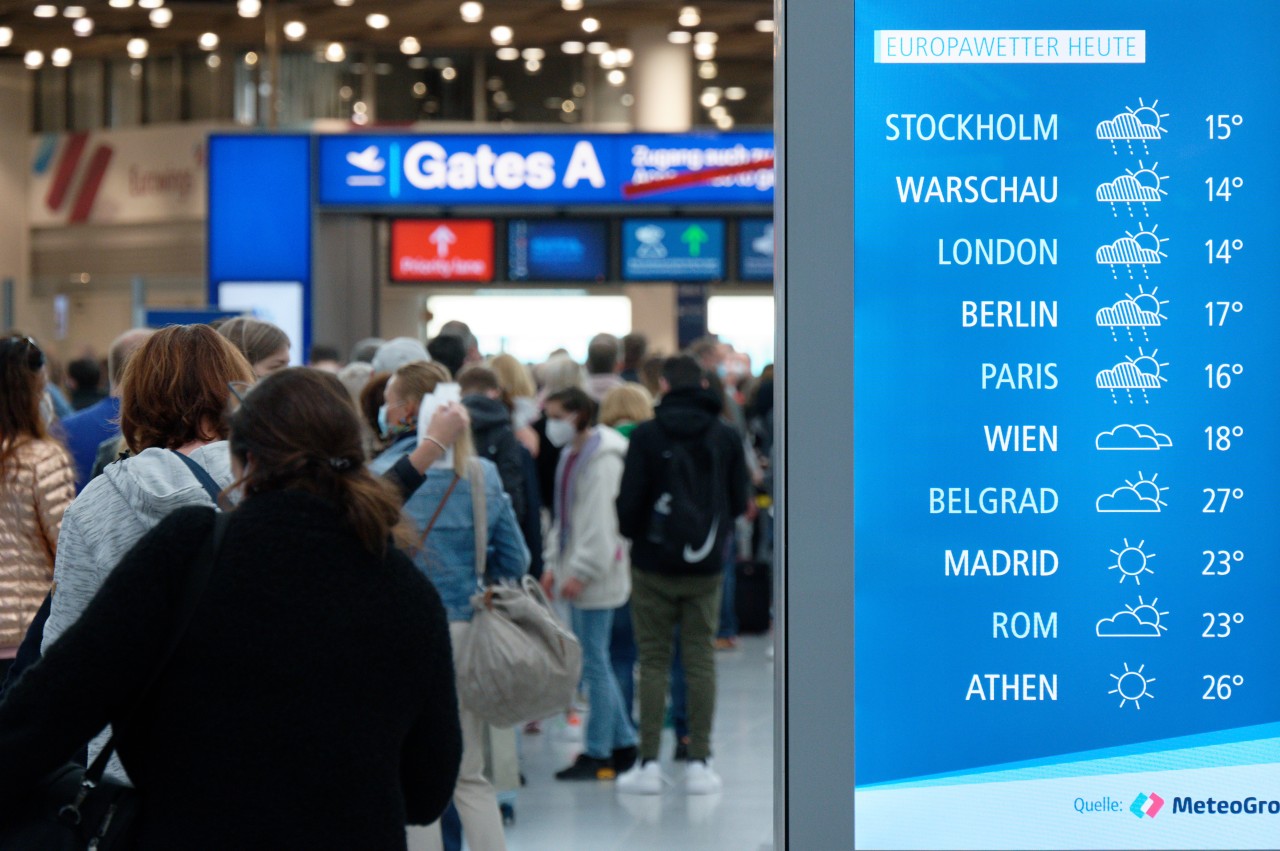 Lange Wartezeiten beim Einchecken am Flughafen Düsseldorf: Das soll es mit der neuen Startup-Airline nicht mehr geben. (Archivbild)