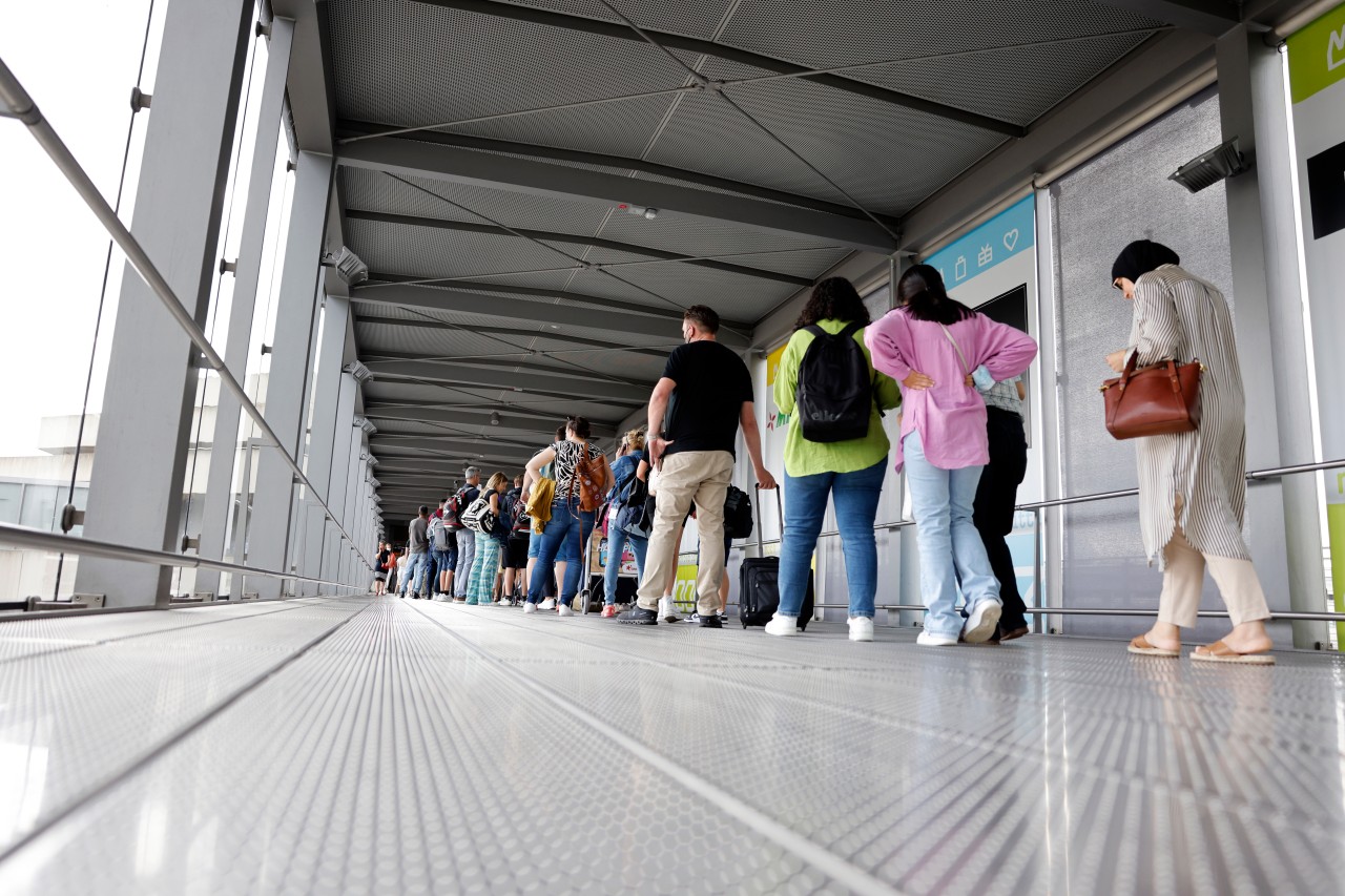 Mehrere Kilometer, so heißt es, stehen Passagiere am Flughafen Köln/Bonn vor dem Sicherheits-Check. Die Nerven liegen blank. 