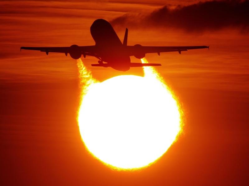 Flugzeug Sonnenuntergang.jpg