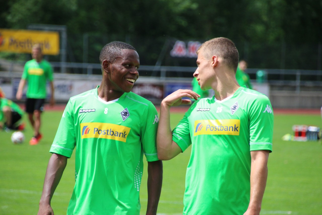 Thorgan Hazard (r.) und Ibrahima Traoré. Die beiden Spieler verstehen sich auch neben dem Platz gut.