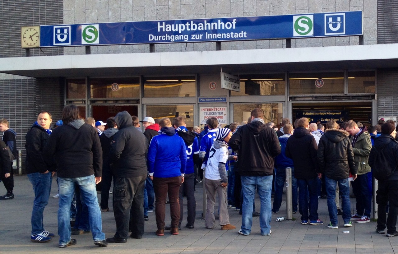 Schalke Fans vor dem Dortmunder Hauptbahnhof. 