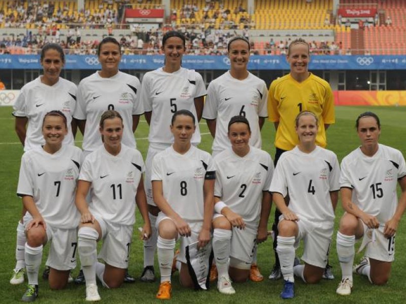 Team Neuseeland: Marlies Oostdam, Amber Hearn, Abby Erceg, Rebecca Smith und Torfrau Jenny Bindon; vorn: Alexandra Riley, Kirsty Yallop, Hayley Moorwood, Ria Percival, Katie Hoyle und Emma Kete. Foto: imago