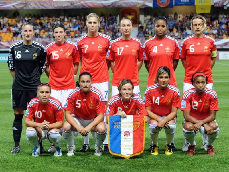 Team Frankreich: Berangere Sapowicz, Elise Bussaglia, Corine Petit Franco, Gaetane Thiney, Laura Georges; vorn: Camille Abily, Ophelie Meilleroux, Sonia Bompastor, Louisa Necib, Elodie Thomis. Foto: imago