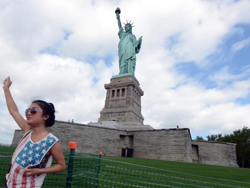 Die Freiheitsstatue auf Liberty Island in New York, USA, wird von vielen Touristen besucht.