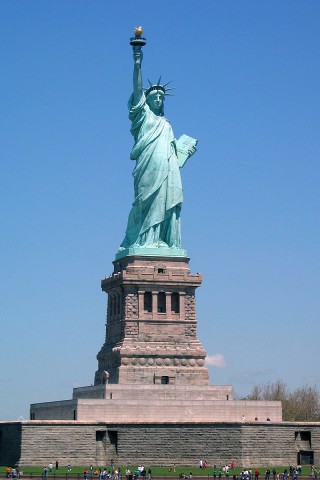 Miss Liberty war ein Geschenk Frankreichs an die jungen USA. Sie steht auf der kleinen Insel Ellis Island vor New York und wurde zu einem Wahrzeichen der Stadt. 