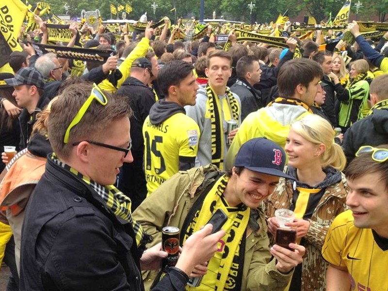 Tausende BVB-Fans haben sich schon Stunden vor Anpfiff die besten Plätze bei den Public Viewings ni der Innenstadt von Dortmund gesichert.