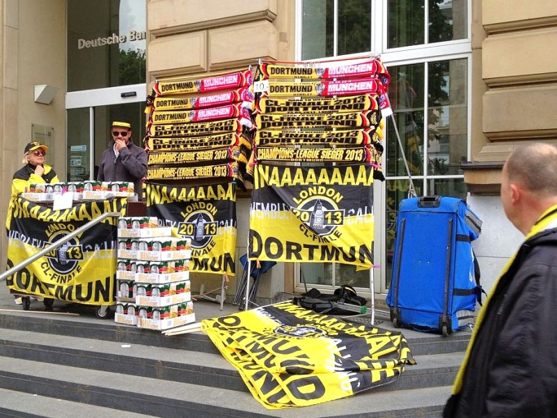 Tausende BVB-Fans haben sich schon Stunden vor Anpfiff die besten Plätze bei den Public Viewings ni der Innenstadt von Dortmund gesichert.