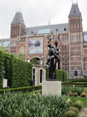 Der Garten des Rijksmuseums in Amsterdam ist in historischem und modernem Gartendesign gestaltet.