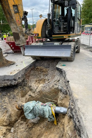 In Dortmund haben Bauarbeiter bei Kanalarbeiten diese Gasleitung beschädigt.