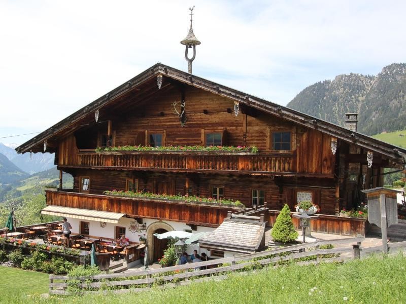 Der Gasthof Rossmoos in Alpbach ist ein Tiroler Erbhof aus dem 13. Jahrhundert. Alpbach ist für seine traditionelle Bauweise berühmt und gilt als eines der schönsten Bergdörfer Österreichs.