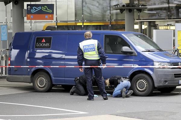 Ermittler der Polizei sichern an einem Geldtransporter Spuren. Bei einem Überfall auf einen Geldtransporter am Köln/Bonner Flughafen ist am Mittwoch mindestens ein Schuss gefallen. 
