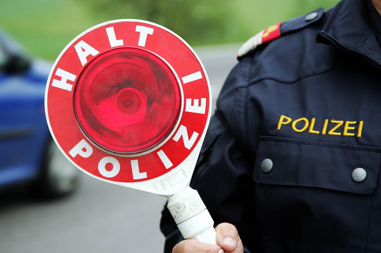 Die Polizei hält in Gelsenkirchen eine Fahrschülerin an und entdeckt dann etwas Strafbares. (Symbolbild)