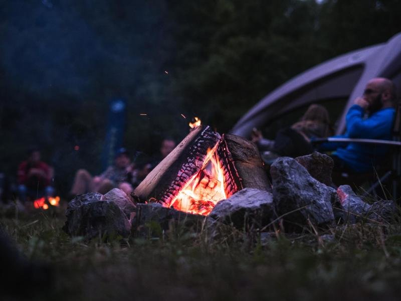 Gemütlich prasselt das Feuer: Im Adventure Camp soll es auch um ein Gefühl von Wildnis und Abenteuer gehen - mitten in Deutschland.