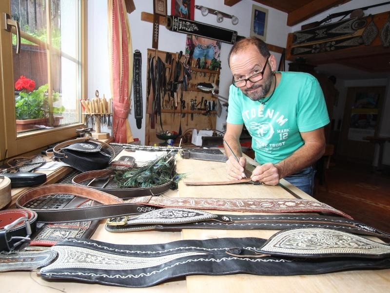 Federkielsticker ist ein Beruf mit Tradition - die Schmuckstücke aus der Werkstatt von Georg Leitner gehen deshalb schon mal für bis zu 3000 Euro weg.