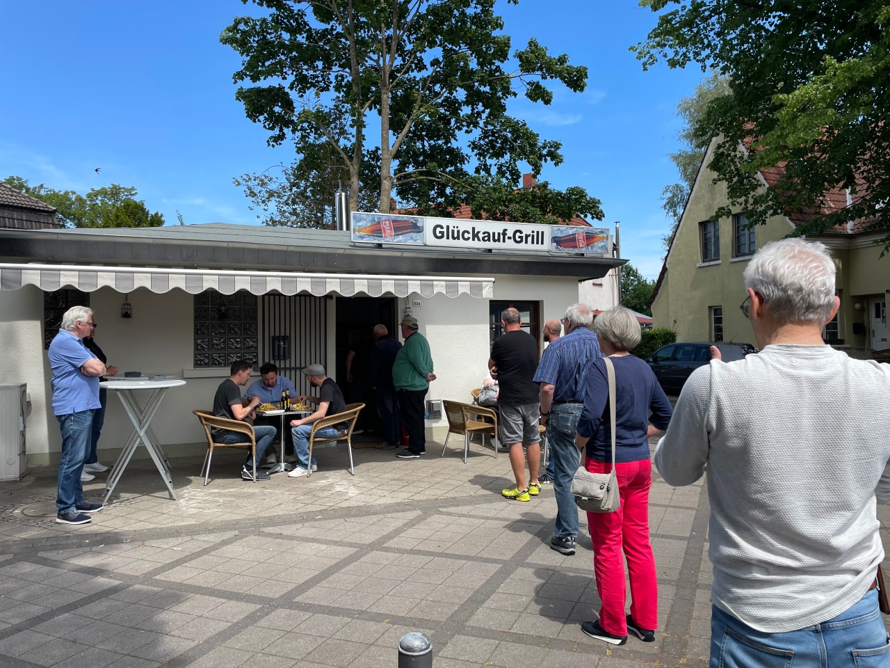 Ruhrgebiet: Lange Schlange vorm "Glückauf-Grill" in Dorsten. 