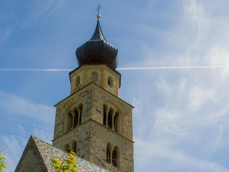 Überragt Glurns: der Glockenturm der alten Pfarrkirche St. Pankratius - allerdings liegt die Kirche außerhalb der alten Stadtmauern.