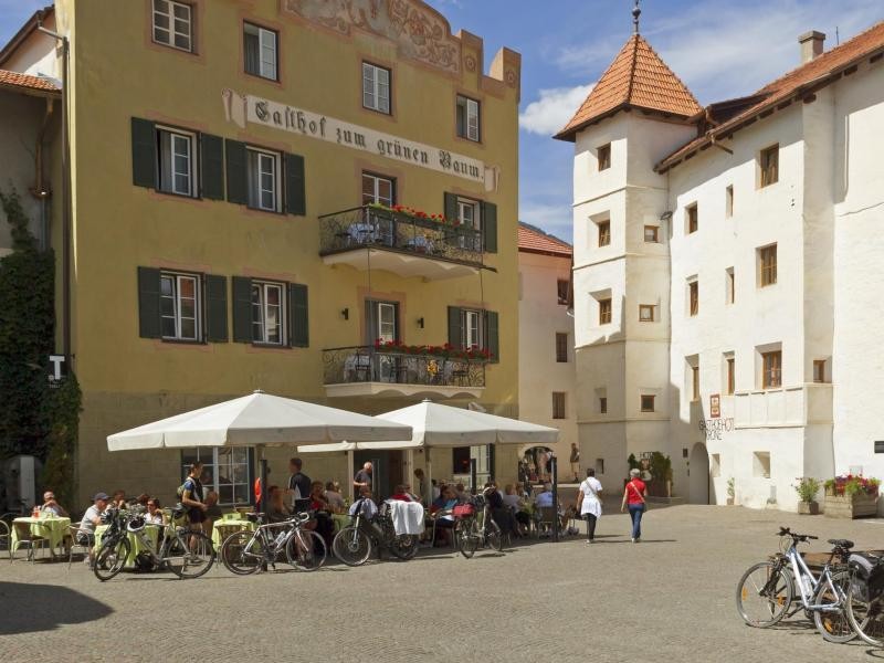 Beschaulich liegt der Marktplatz von Glurns im Sonnenlicht. In dem kleinen Städtchen im Vinschgau können sich Touristen nur schwerlich verlaufen.
