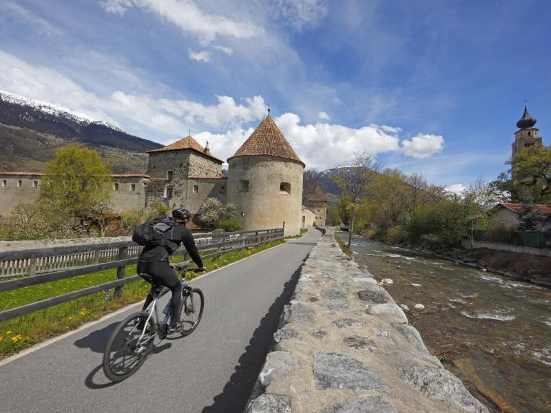 Mountainbiken entlang des Alpenflusses: Auch das ist in und um Glurns möglich.