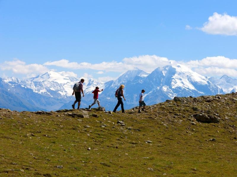 Unweit von Glurns haben Wanderer einen Blick auf den Ortler, den höchsten Berg Südtirols, der das ganze Jahr über von dicken Gletschern überzogen ist.