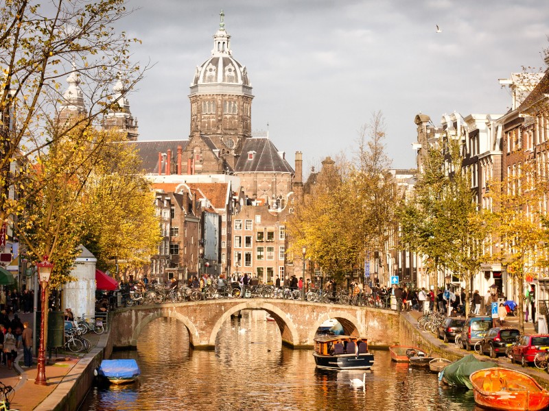 Über eine gesamtlänge von ca. 80 Kilometern erstrecken sich die Grachten durch Amsterdam. Die fünf bis zehn Meter breiten Wasserkanäle sind das Wahrzeichen der Stadt. Früher dienten sie zum Warentransport vom Hafen bis in die Häuser der vermögenden Kaufleute.