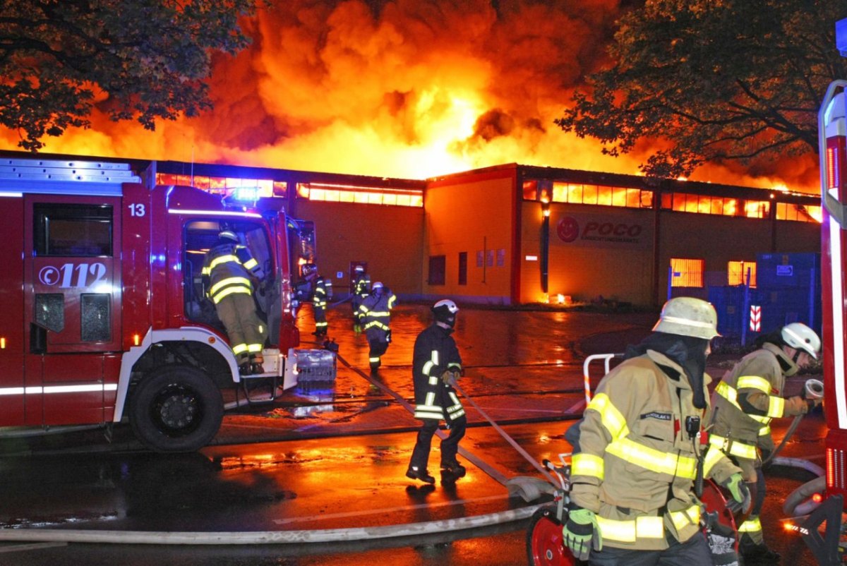 Großbrand im Poco-Möbellager in Aachen