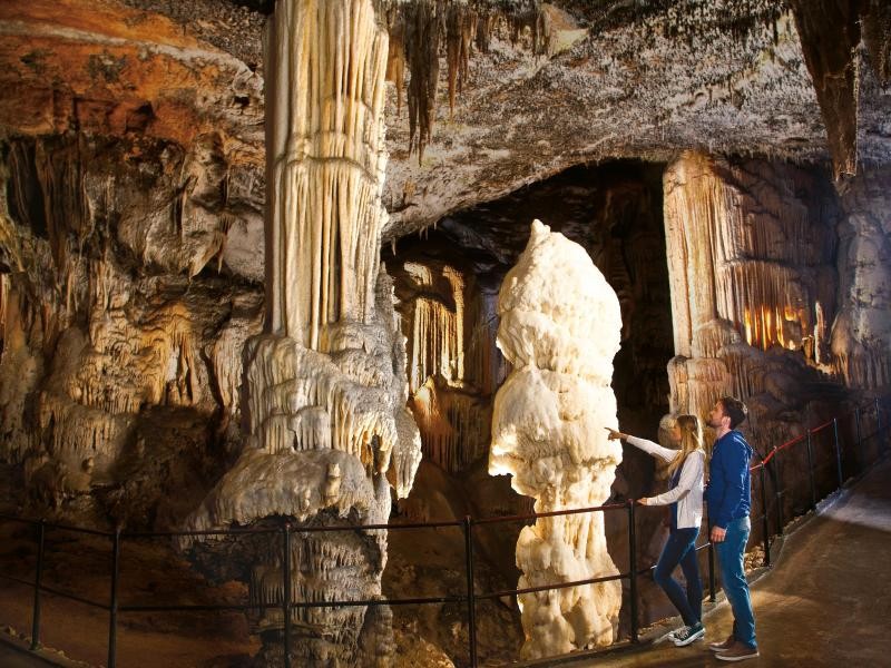 Der Stalagmit Brillant ist neben dem Grottenolm das Symbol der Höhle.