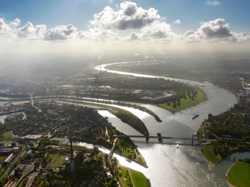Die Ruhrmündung in den Rhein bei Duisburg-Ruhrort im Gegenlicht und mit Herbstwolken.